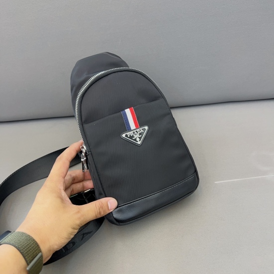 On November 6, 2023, P140 Prada canvas printed chest bag, nylon fabric crossbody shoulder bag, essential for daily travel. Original fabric is used for physical photography and distribution. Dustproof bag is 28 x 16 cm.
