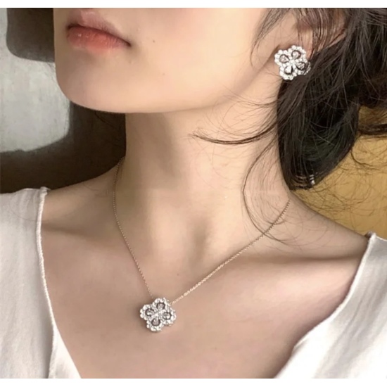 20240410 Necklace 120 Ear Pairs 150 High end Jewelry Customized HW HaiWinston Classic Clover Micro Inlaid Necklace Series This year's hottest style features a round and full pattern, consistent with high-end ZP. Wearing it alone is delicate and fashionabl