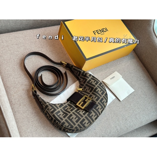 2023.10.26 210 box size: Medium width 25 * 14cm Fendi, beautiful crescent armpit wrap at every angle, it's still a three back armpit wrap! Hand held! One shoulder! No matter how you carry it, it's beautiful and fashionable