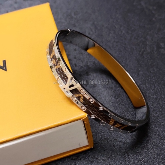 On July 23, 2023, the new product is an original LV printed leather bracelet. The Louis Vuitton counter is made of consistent materials and is popular. The design is unique and retro and avant-garde. The 14K Precision Color Preservation Edition of the bra