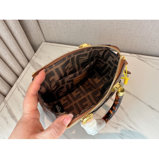 2023.10.26 210 box size: 18 * 12cm Fendi small tote Super exquisite mini tote with tortoiseshell handle is definitely a must-have it bag this year ‼️  The little things that are essential for going out can hold a cute little thing. It's really exciting, i