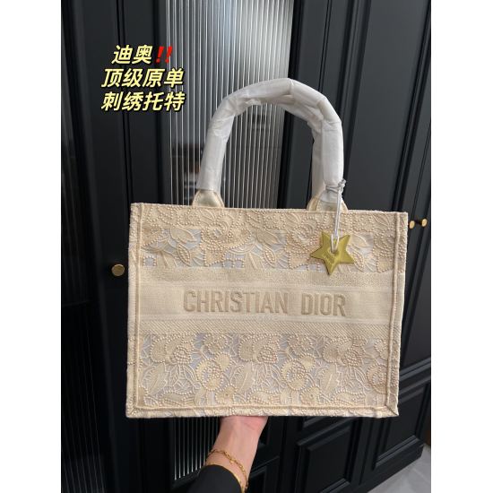 2023.10.07 Large P345 Folding Box ⚠ Size 41.34 Medium P340 Folding Box ⚠ Size 36.27 Dior embroidered shopping bag ⚠ Top original super classic series cool and cute extreme beauty fashion versatile upper body lovely and charming girl is you