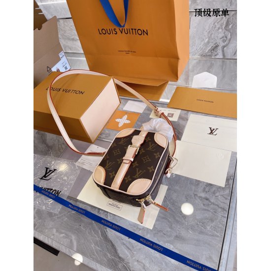 On March 3, 2023, the top original order p445 was a showcase Mini Luggage BB that traveled with LV. This Mini Luggage BB handbag debuted in the 2019 Autumn/Winter series, and was also designed by beloved Louis Vuitton Creative Director Nicolas Ghesquiere 
