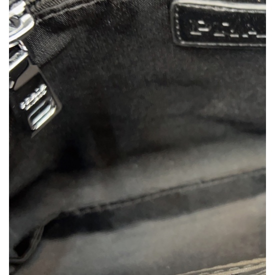 2023.11.06 P150 Prada Nylon Fabric Handbag Handbag Handbag is exquisitely inlaid with exquisite craftsmanship, classic and versatile. Real object photography and distribution dustproof bag gift box 17 x 27cm