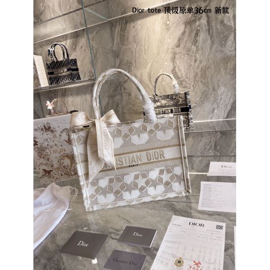 2023.10.07 p315Dior 2022 Early Spring Vacation New Booknote Gentle Color Series 2022 Early Spring New Limited Edition Pink Old Flower Book Tote Beautiful Physical Pink Purple Old Flower Embroidery is more three-dimensional than before, as soon as you see 