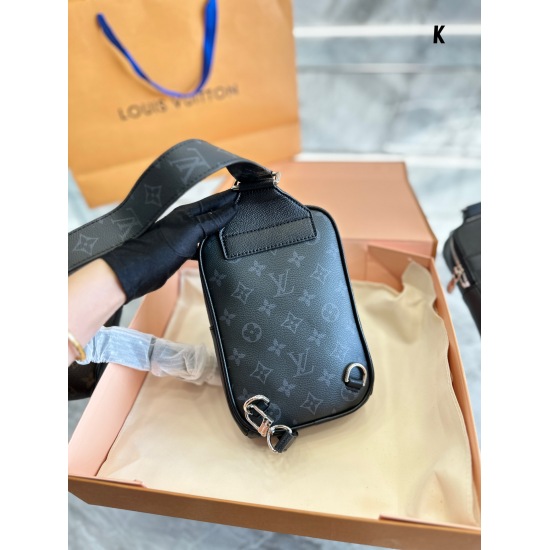2023.10.1 p180LV New Men's Earth Chest Bag Men's Bag This super handsome and beautiful bag feels great # l 1321 can be worn by both men and women. The Taigarama series has launched a new and super handsome exterior shoulder bag. The official price is 1447