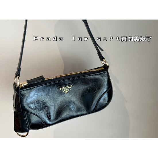 195 unboxed size: 24 * 12cm (small) Prada SoftLux oil wax leather, available in three sizes to fit and carry to meet various needs! Paired with the latest Soft Lux ultra light oil wax leather material, it has a strong luster ⚠️ No long shoulder straps