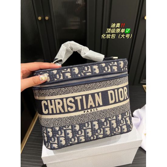 Top level original order on October 7th, 2023 ✅ P270 box matching ⚠️ Size 23.19 Dior Oblue Canvas Makeup Bag (Large) Dior Oblue is a must-have for business trips. Its capacity is sufficient to handle daily skincare and makeup for business trips. Dior's ag