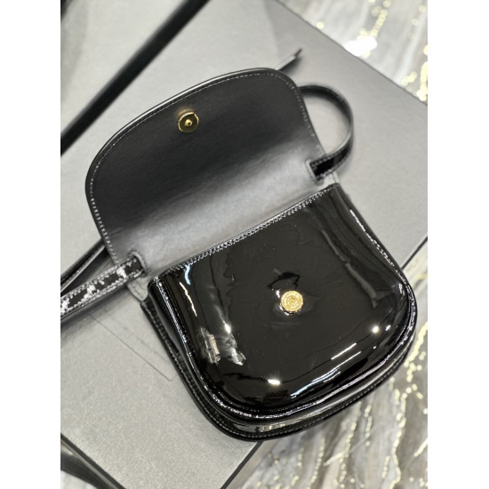 20231128 Batch: 610 [NEW] Black gold buckle patent leather_ Y Home has launched a brand new saddle shaped bag, with a round and compact appearance that is simple and stylish. It is made of glossy patent leather cowhide, and the gold logo logo buckle is pa