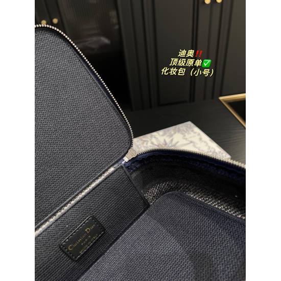 Top level original order on October 7th, 2023 ✅ P255 folding box ⚠️ Size 22.9 Dior Oblue Canvas Makeup Bag (Small) Dior Oblue is a must-have for business trips. Its capacity is sufficient to handle daily skincare and makeup for business trips. Dior's agin