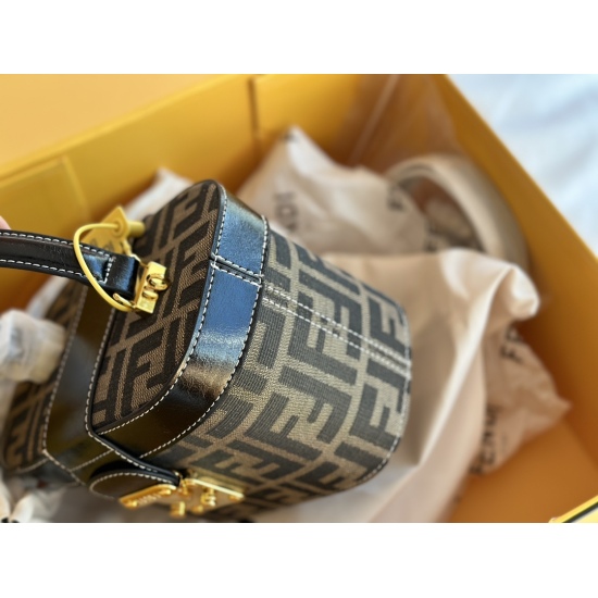 2023.10.26 220 box size: 18 * 12cm Fendi box bag! Square and upright, the back and upper body will not be too formal and old, and there is also a huge capacity!