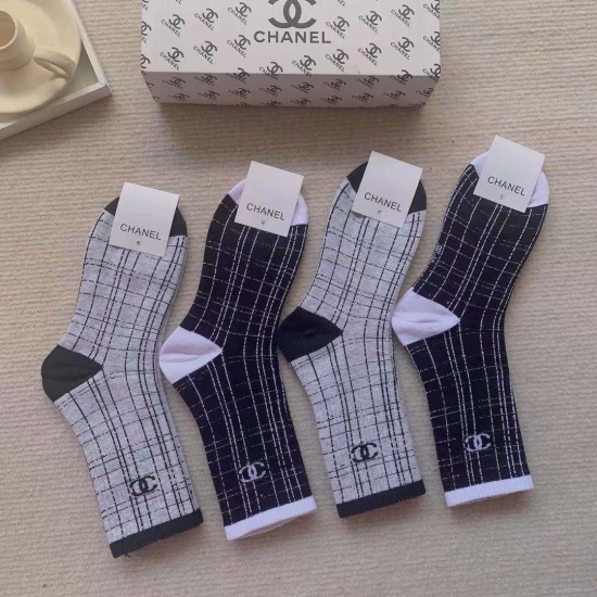 2024.01.22 Comes with packaging (box of 4 pairs) Chanel Chanel classic mid length socks ❗ High version pure cotton material is soft, which is a flash sale of ordinary goods in the market. The classic double C pattern logo and synchronized socks at the cou
