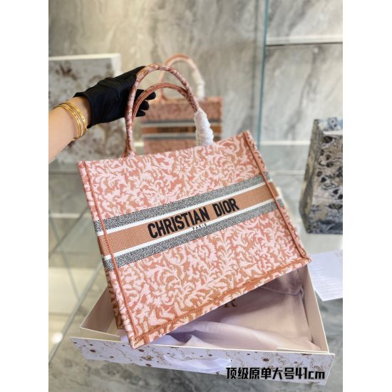 On October 7, 2023, p325 is a top tier original order with a large size of 41cm, full of artistic atmosphere. O Dior Tote Dream Sky Collection DIOR CIEL DE REVE Dream Sky # 22Fall, a new autumn style with dreamy multi-color pattern embroidery. Inspired by