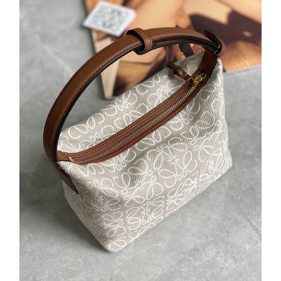 20240325 P780 ‼️ Large (not packaged) bento bag~Cubi lunch box bag. The joy of this season is from Cubi! L0ewe's latest popular underarm bag, Cubi embroidered design, exudes a sense of sophistication. Any outfit with a plain white T-shirt can produce wond