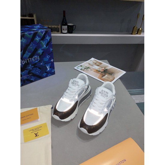 20230923 P370 Purchase the top-level version!!! The popular sports running shoes of L family's couples are made in a 1:1 original, with an ultra luxurious design. The shoe body is made of imported Italian silk cowhide+3D printed gradient mesh, with a glow