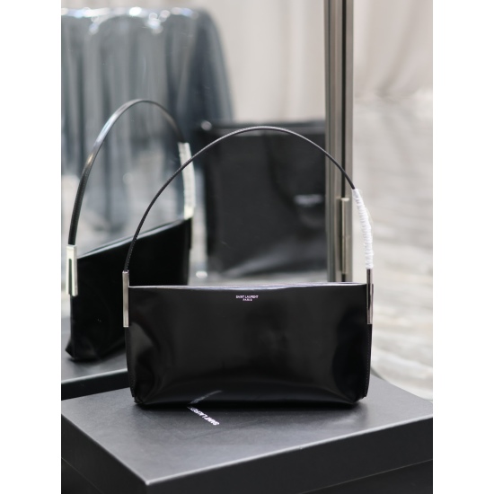 20231128 Batch: 610SUZANNE_ The concise and smooth lines of the underarm bag, with a glossy and leather like feel, are elegantly interpreted by minimalist aesthetics, and are deeply loved by fashion bloggers. The minimalist design has the characteristic o