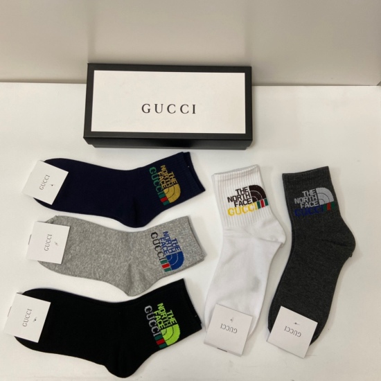 2024.01.22 Comes with Gucci (Gucci) counter packaging for early autumn, featuring a new co branded mid length boat sock on the back! A box of 5 pairs, synchronized stockings and socks at the counter, a must-have for trendsetters and a great match for big 