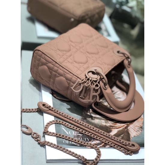 20231126 830 [Dior Dior] The classic and popular Lady Dior matte leather Daifei bag is an imported rattan plaid matte calf leather flip style handbag. The matte leather is much more durable than sheepskin, and along with the hardware chain, the handle is 