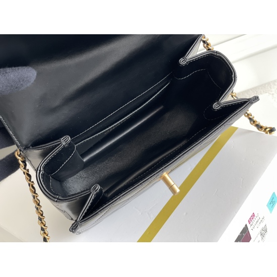 P1150 Platinum Edition ▪ Authentic packaging as shown in the picture is available for sale in stock ‼ The series oil wax cowhide handle bag has a mini soft and glossy texture, with a retro distressed leather wearing letter handle design that is extremely 