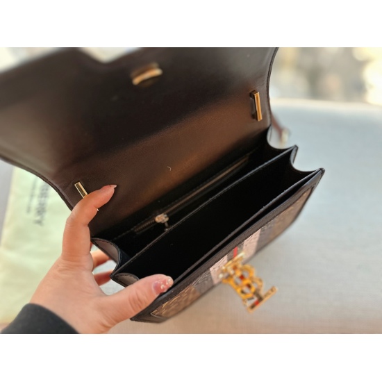 2023.11.17 215 box size: 20cm * 15cm BUR new TB tofu bag! The square and upright design is very low-key, and the TB exclusive logo lock bag is simply not very attractive