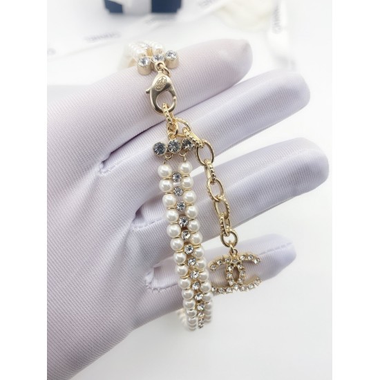 20240413 p105 Chanel's new pearl heavy industry necklace is made of consistent brass material