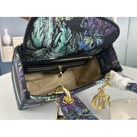 On July 10th, 2023, equipped with shoulder straps [Lady] ♥ Lingge series: The latest Di.0r series draws a lot of natural elements, with colors close to vegetation. Various vine prints, embroidery, and hollowed out forms present the beauty of nature, great