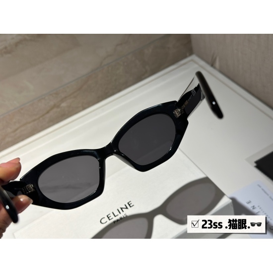2023.10.30 220 complete package # sisters! Blow out these sunglasses! Celine's Arc de Triomphe glasses/sunglasses are really versatile and beautiful! I personally think it is suitable for all facial shapes and looks very small on the face!! Unlike traditi