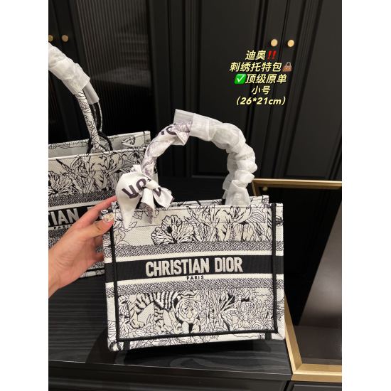 2023.10.07 Medium P310 box ⚠️ Size 36.28 Small P250 with box ⚠️ Size 26.21 Dior Embroidered Tote Bag ✅ The classic atmosphere in the top original classic without losing personality, easy to handle with any combination, is a must-have item for every cute g