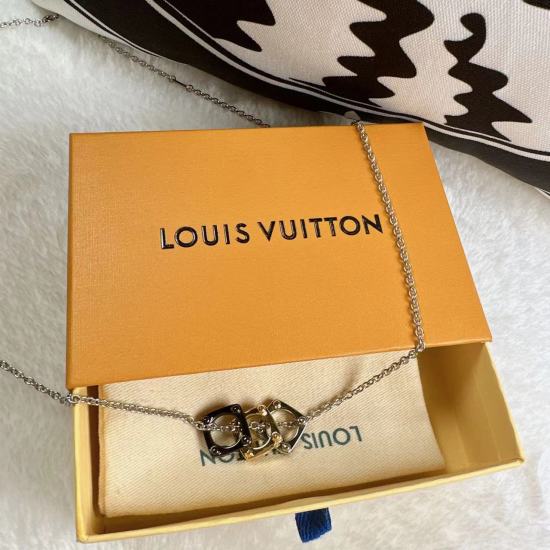 2023.07.11  This Flower Cut necklace uses the iconic Cyclone Sunglasses design to inject modern charm into the classic Monogram flowers. The LV letter pendant is suspended on an adjustable chain strap. 91 10