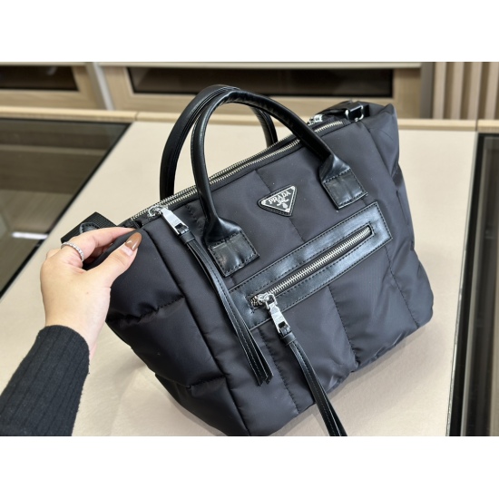 2023.11.06 210size: 28.23cmprada shopping bag! Prada is big and convenient! It is indeed a practical and durable model, I really like its layout!