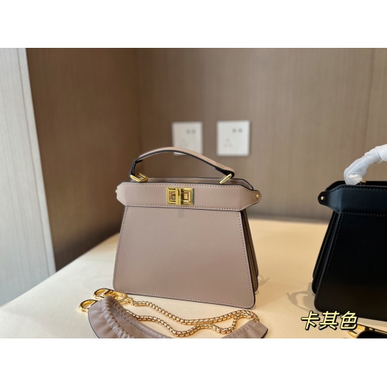 2023.10.26 245 box size: 22 * 18cm FENDI bag PeekabooISeeUPetite mini bag with cowhide texture and many colors! The backpack shoulder strap is very special!