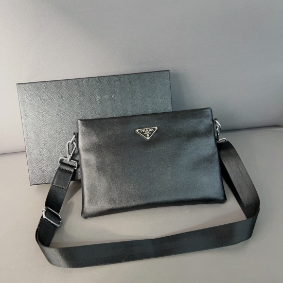 On November 6, 2023, P170 Prada cowhide plaid carrying bag, single shoulder bag, men's crossbody bag is made with exquisite inlay craftsmanship, and the actual product is photographed with the original fabric from the factory. The small ticket dustproof b