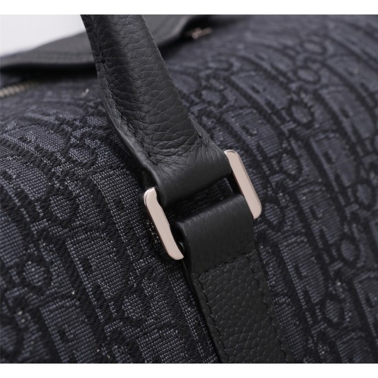 The Dior Lingot 50 handbag from 20231126 830 is a new product of the season, practical and elegant, with a unique style. Crafted with beige and black Oblique printed fabric, paired with black grain leather details to enhance style, the front is adorned wi
