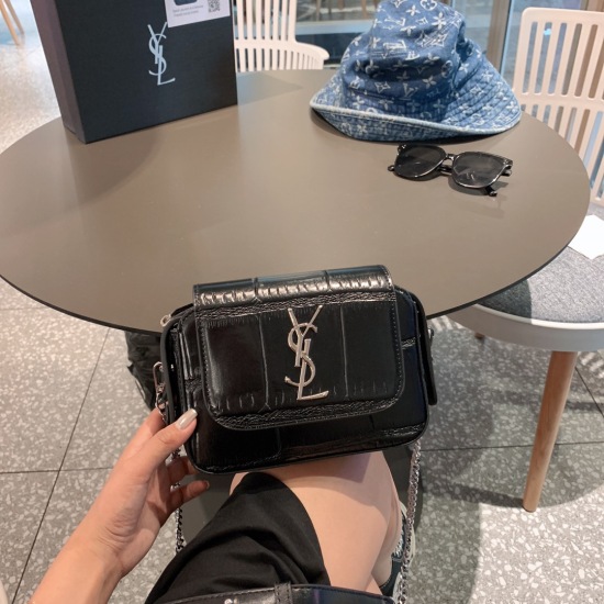 2023.10.18 P175 Sealed Packaging Saint Laurent Paris/YSL Original Customized New Hardware Chain, Heavy Industry Show Style ❤ : ❤ The ultra high technology of the chain showcases advanced multi-layer packaging made of imported cowhide ❗ Very comfortable to