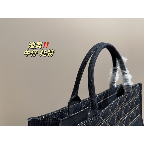 2023.10.07 P215 ⚠ The size 42.32 Dior denim tote bag is easy to match with, and the bag is very stylish. Matching clothes is also effortless