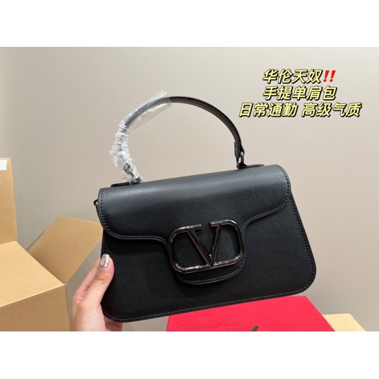 2023.11.10 P220 box matching ⚠️ Size 26.16 Valentino portable shoulder bag Simple body unlocks fashionable charm cool and cute The most beautiful girl in the whole street