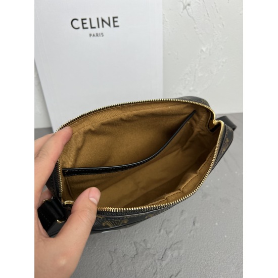 20240315 P620 CELINE Folco Courier Bag 16858~With a white CELINE logo embellished on the front, it is eye-catching and full of recognition. The bag shape is relatively neutral and can be carried by both men and women. Printed TRIOMPHE synthetic leather me
