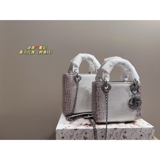 2023.10.07 Four grid P210 folding box ⚠️ Size 20.18 Three grid P205 folding box ⚠️ The size 17.15 Dior Himalayan Princess handbag (crocodile pattern) is a perfect match for everyday commuting fashion classics, and can be easily controlled in any style