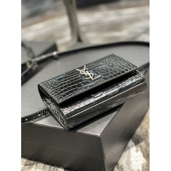 20231128 Batch: 500_ The latest version of the crocodile patterned waist bag counter is an adjustable waist bag. The detachable flap small bag can be used as a separate handbag, with only one size and a length adjustment range of 65-110cm! 100% calf leath