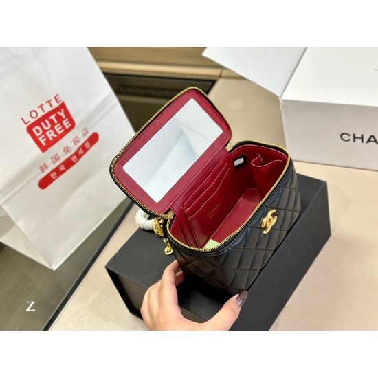 On October 13, 2023, 220 comes with a folding box and an upgraded airplane box. Size: 17.10cm. Chanel portable makeup small box can be opened on the street for makeup repair and closed for awkward styling