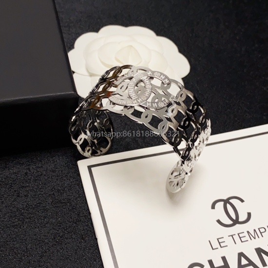 On July 23, 2023, the new Chanel Chanel Double C Hollow Woven Wide Edition Bracelet features a super heavy work Bling Bling, with excellent color matching. The high-end precision steel material is not allergic and fades. One to one exquisite craftsmanship