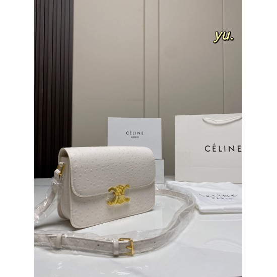 2023.10.30 P185 (Folding Box) size: 2215Celine New ❤️ The ostrich patterned tofu bag has a flip lock design, and the concave and convex texture is easy to match with the upper body, which is really too textured