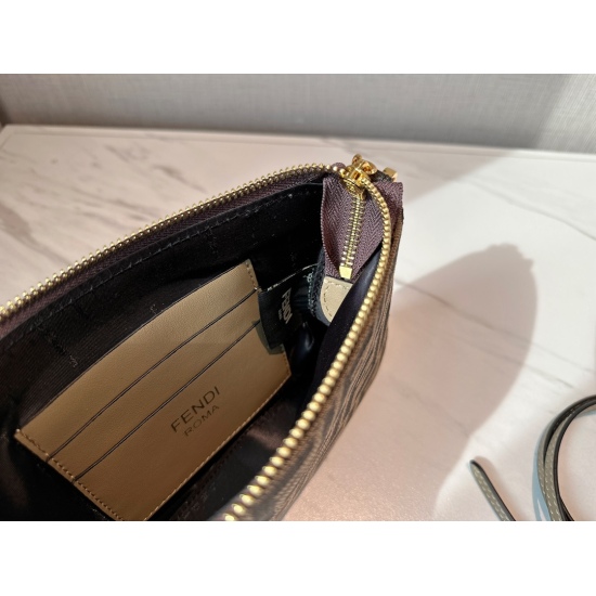 2023.10.26 185 box size: 21 * 14cm Fendi underarm bag/mahjong bag is really perfect! Small and cute enough to hold your phone! Love, love! Handheld armpit crossbody
