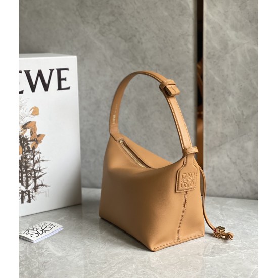 20240325 P810 ❤️ In stock! The Cubi full leather lunch box bag, Napa Napa cowhide, is more minimalist and elegant than the jacquard full leather, and the new color scheme is also incredibly cute ✋ There is a little love in the hardware on the drawstring, 