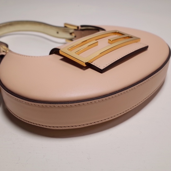 2024/03/07 p830 [FENDI Fendi] New Cookie Mini Crescent Bag, made of imported leather material, decorated with FF buckle. Inner lining with inner compartment and gold metal parts. The handbag is equipped with an adjustable strap that can be held by hand. M