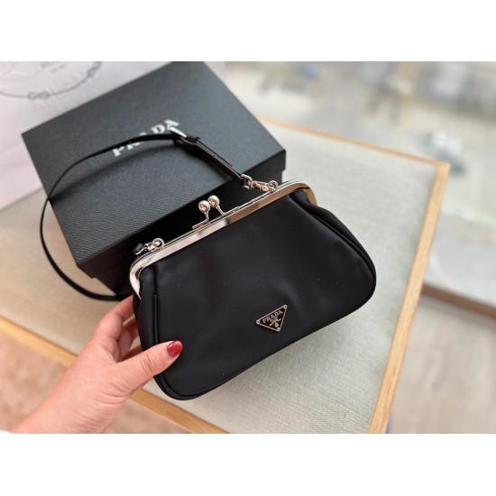 2023.11.06 175 box size: 21 * 13cm fashionable and retro Prada nylon material ➕ Iron buckle - retro and understated mini size, but super practical!
