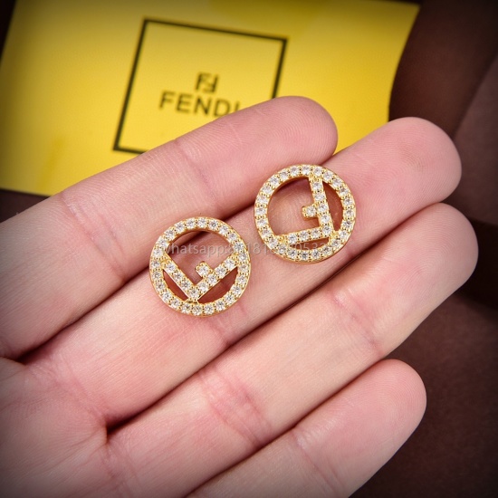 July 23, 2023 Large ❤️❤️ FENDI Fendi logo earrings, a high-end customized popular new model with simple and elegant appearance, it is difficult to see such familiar and elegant earrings. Exquisite and perfect for daily matching, babies, this is definitely