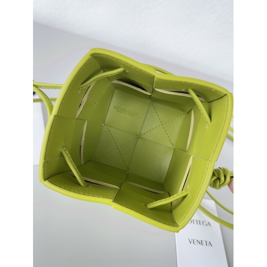 20240328 Original Order 710 Super 830- Handwoven Small Bucket BV - The latest cute little design continues Daniel Lee's minimalism. The small size will leak a little when placed on the phone, while the large size is completely stress free and can fit anyt