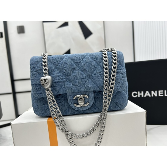 P1030 ✅ AS3828 Cowboy Chanel 23P Camellia Cowboy Love Ball is launching a new love style in this new season. Come and get it! The matte matte texture of the love ball burst into a girl's heart, and the chain is also a homogeneous plain chain, with full ma