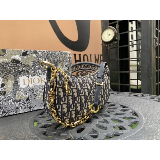 New Underarm Bag ❤️ This CD Lounge handbag is a new summer product from 2023, showcasing Dior's modern and high-end style. Crafted with blue Oblique printed fabric, highlighting Dior's classic pattern. The classic chain is paired with leather, alternating